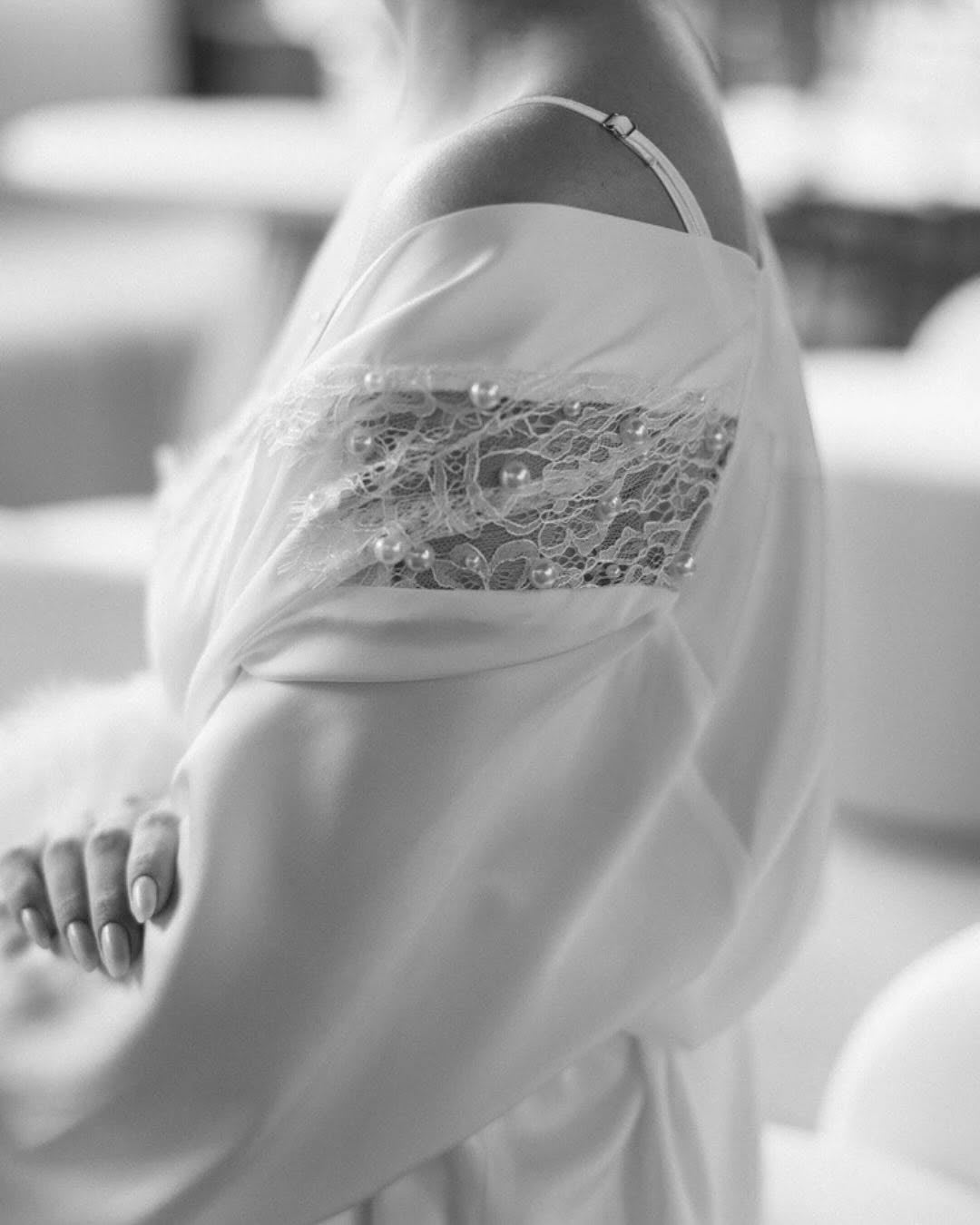 Robe Midi Cetim Lune Blanche em Plumas e Pérola